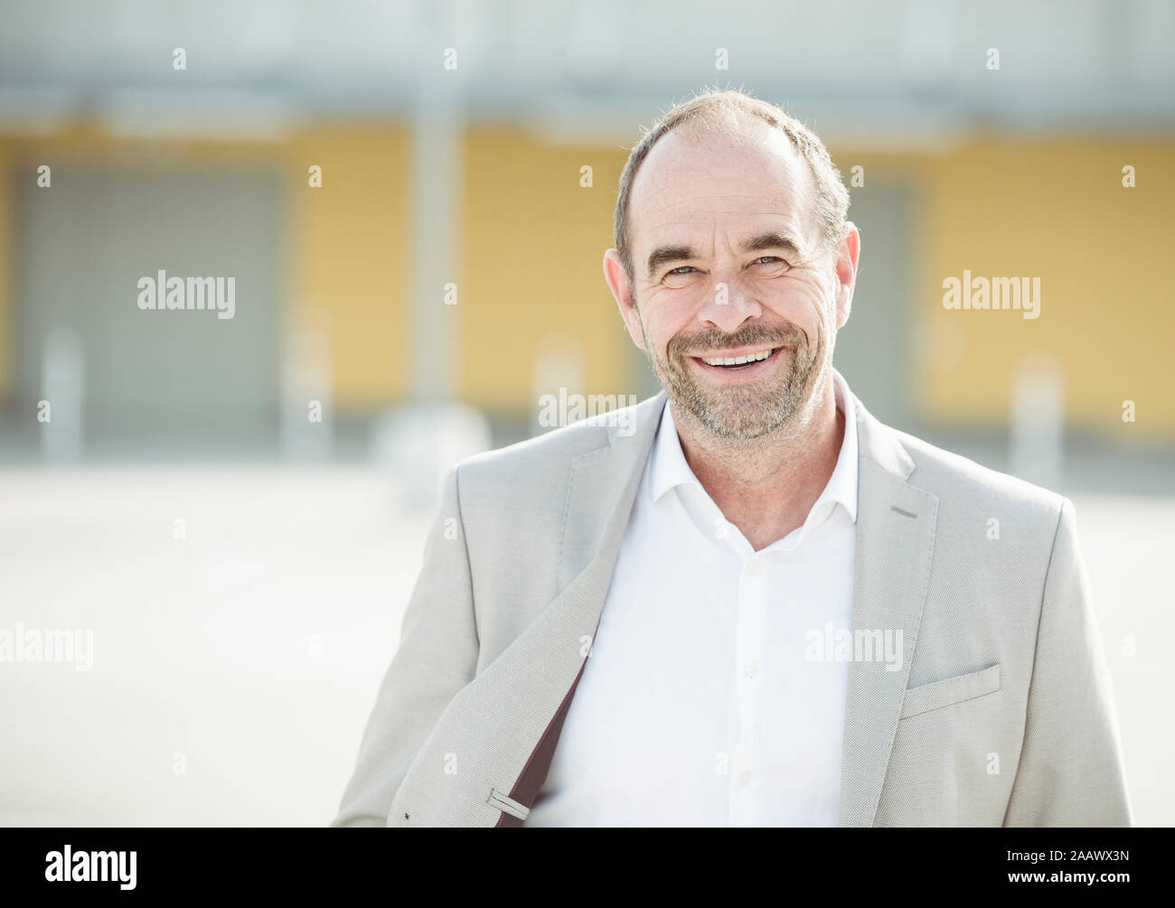 Portrait von Happy reife Geschäftsmann im Freien Stockfoto