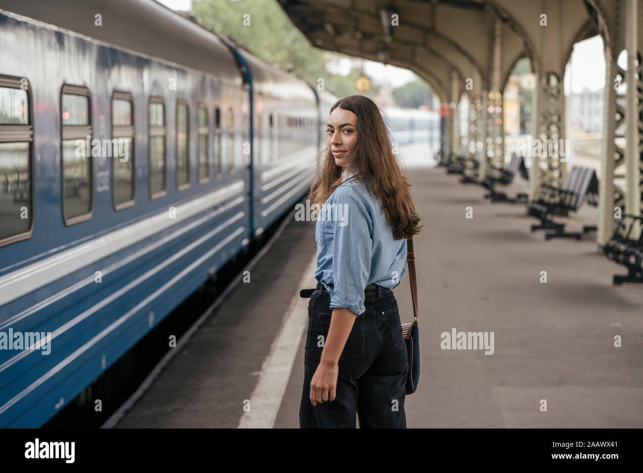 Junge weibliche Reisende am Bahnhof Stockfoto