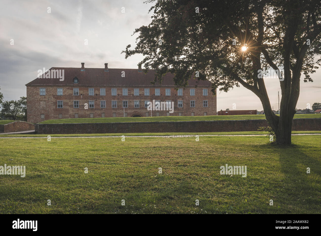 Dänemark, Sonderborg, Schloss Sonderborg Fassade von Rasen gesehen Stockfoto
