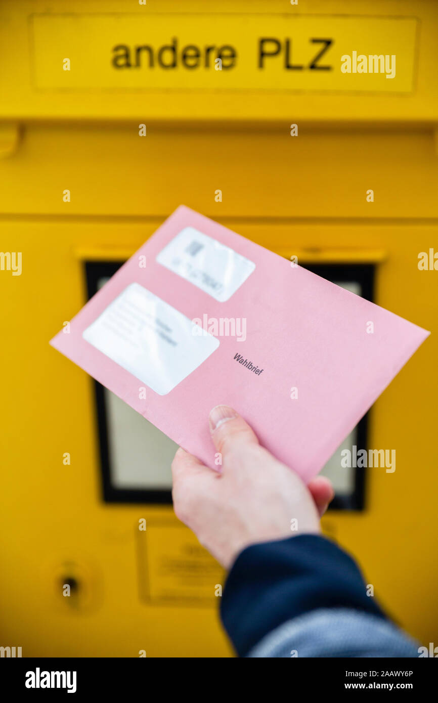 Kurfürst Holding documtents Für die Briefwahl vor der Mailbox Stockfoto