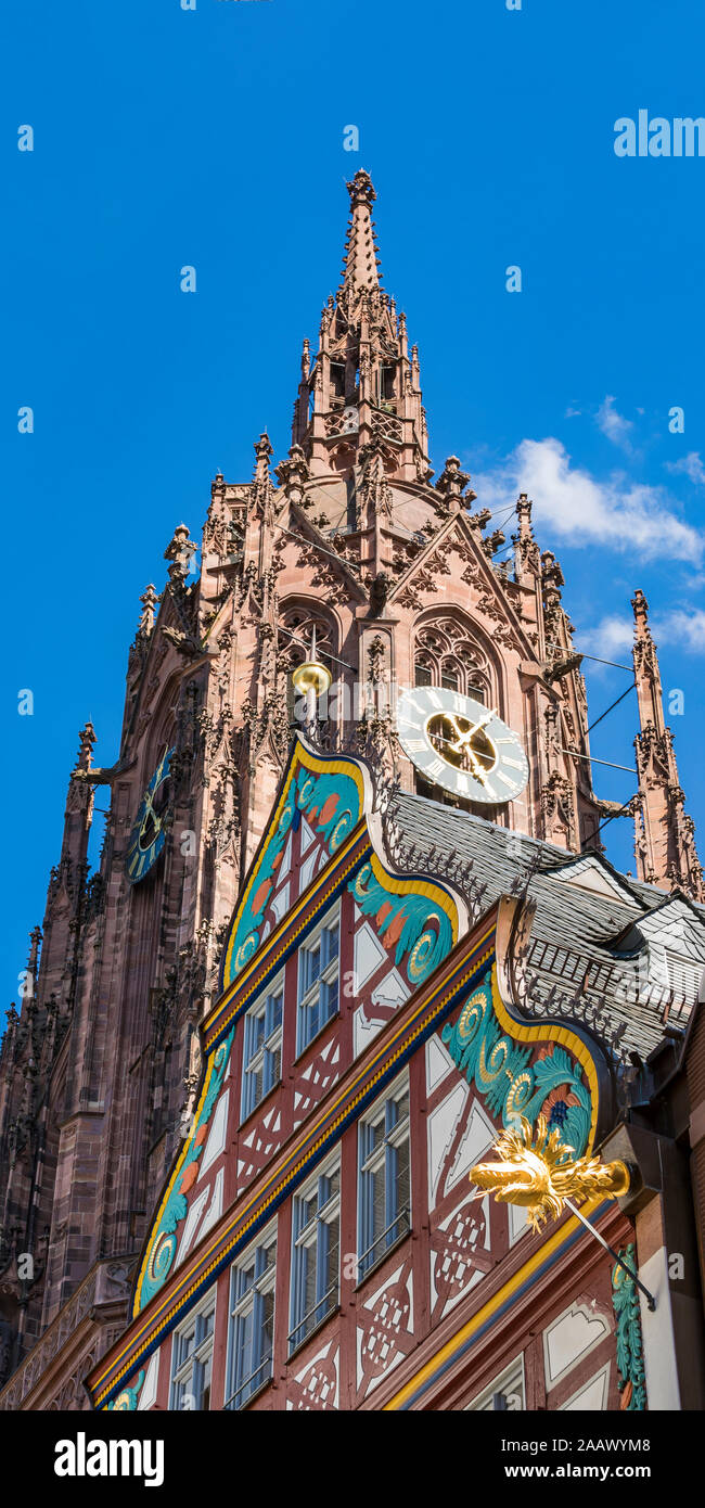 Niedrigen Winkel nach Ansicht des Frankfurter Dom gegen blauen Himmel, Deutschland Stockfoto