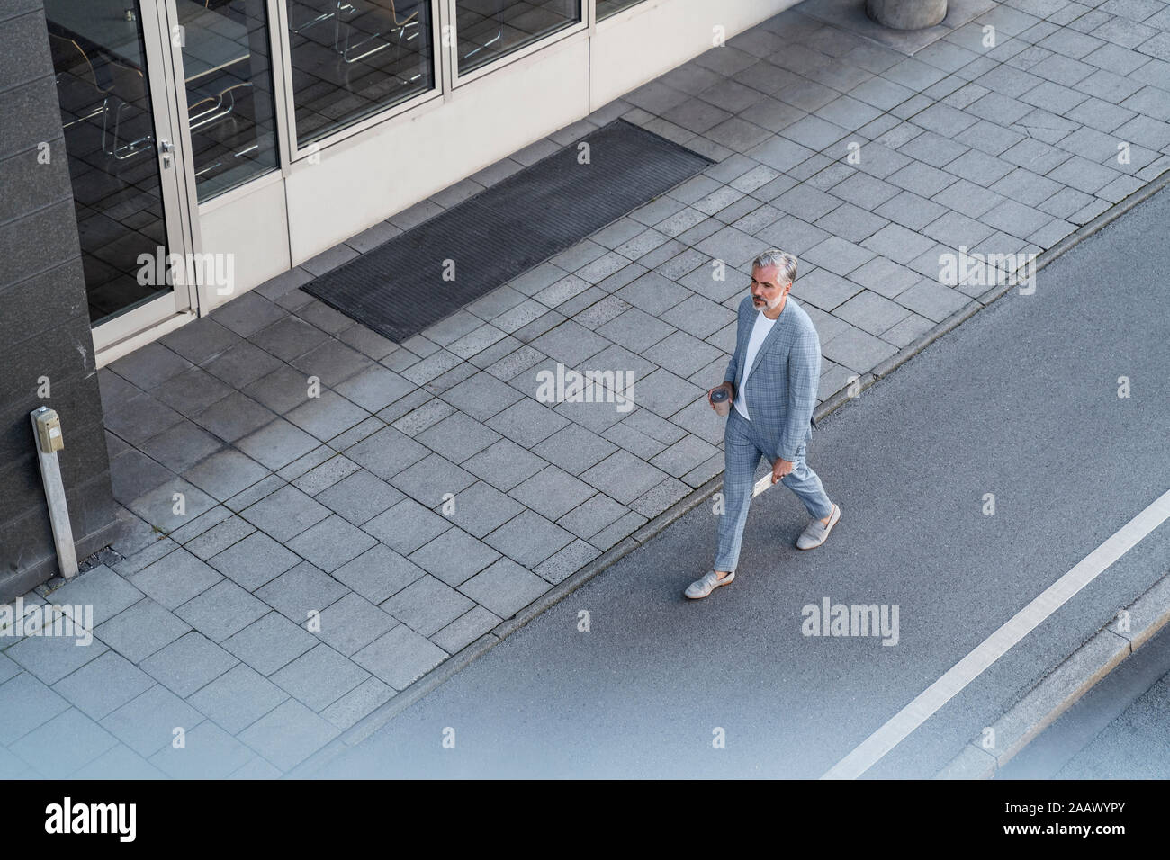 Blick von oben auf die reife Geschäftsmann zu Fuß auf der Straße Stockfoto