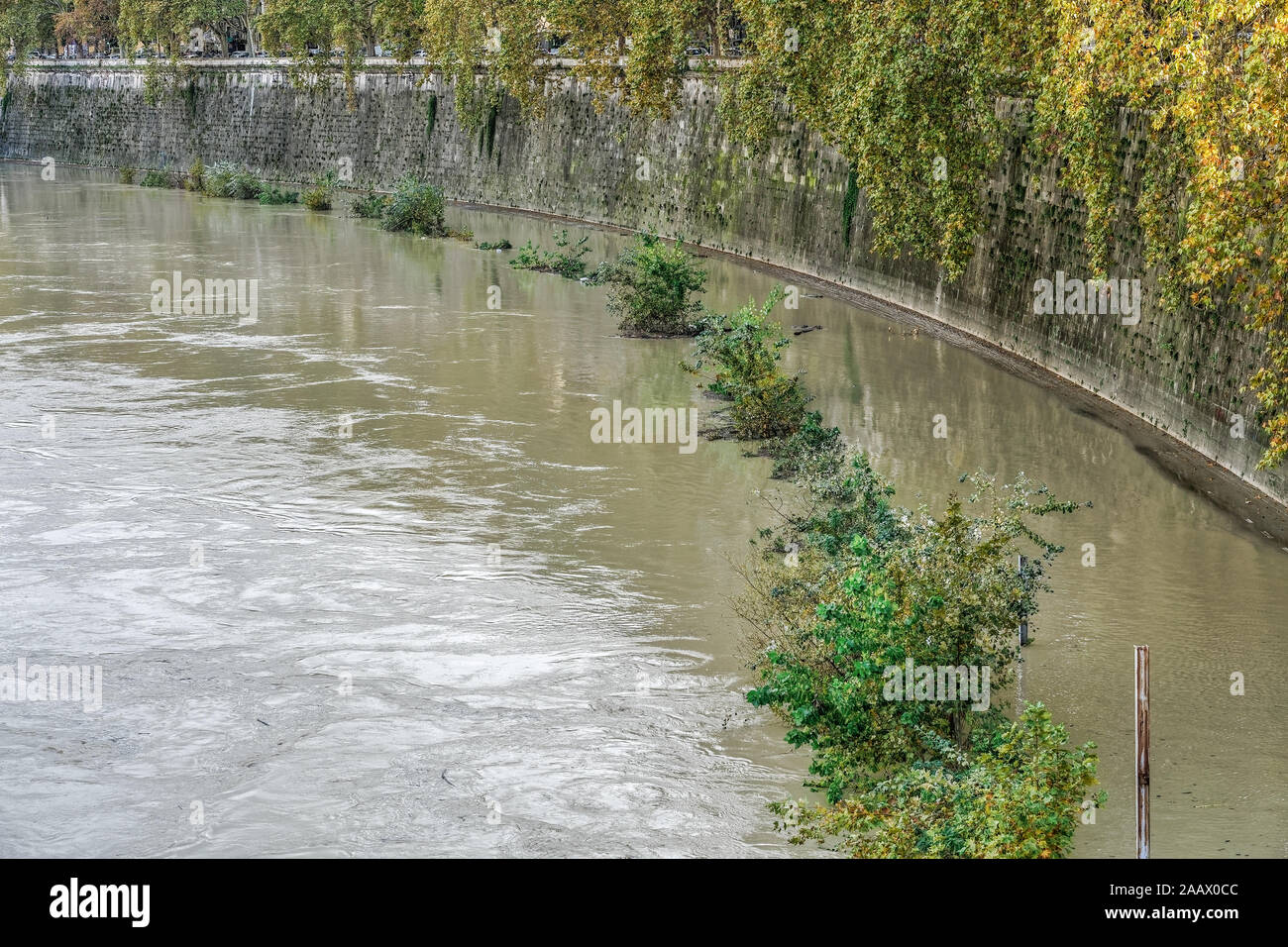 Rom Italien Tiber Flut Wasser Steigen Hoher Wasserstand Uberschwemmung Am Ufer Des Flusses Uberschreiten Der Italienischen Hauptstadt Nach Starkem Regen Stockfotografie Alamy
