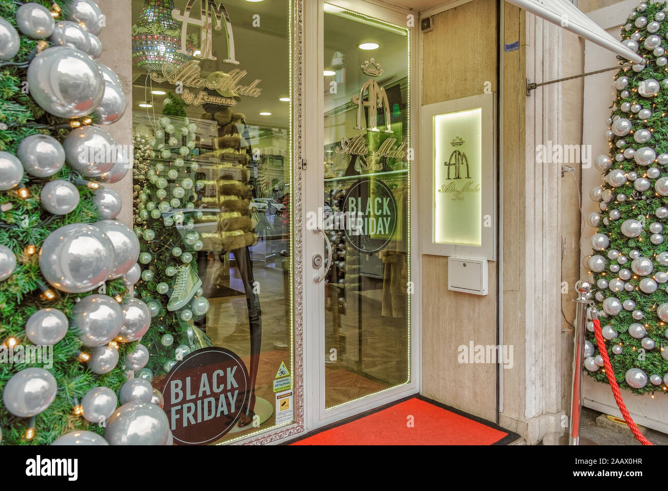 Rom, Italien Schwarzer Freitag Anzeige Titel auf Shop Eingang. Fenster Schaufenster der einen Shop mit Rabatt Schwarzer Freitag Zeichen und Weihnachtsschmuck. Stockfoto