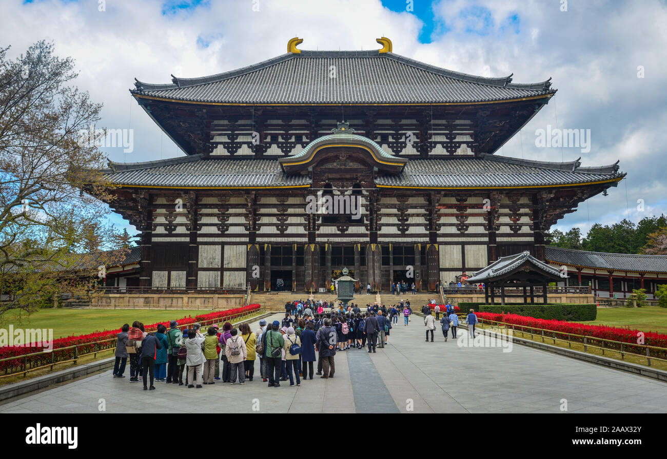 Nara, Japan - Apr 10, 2019. Menschen besuchen den Todaiji Tempel in Nara, Japan. Todai-ji ist Nara beliebteste Touristenattraktion und ein UNESCO-Weltkulturerbe, Sitzen Stockfoto