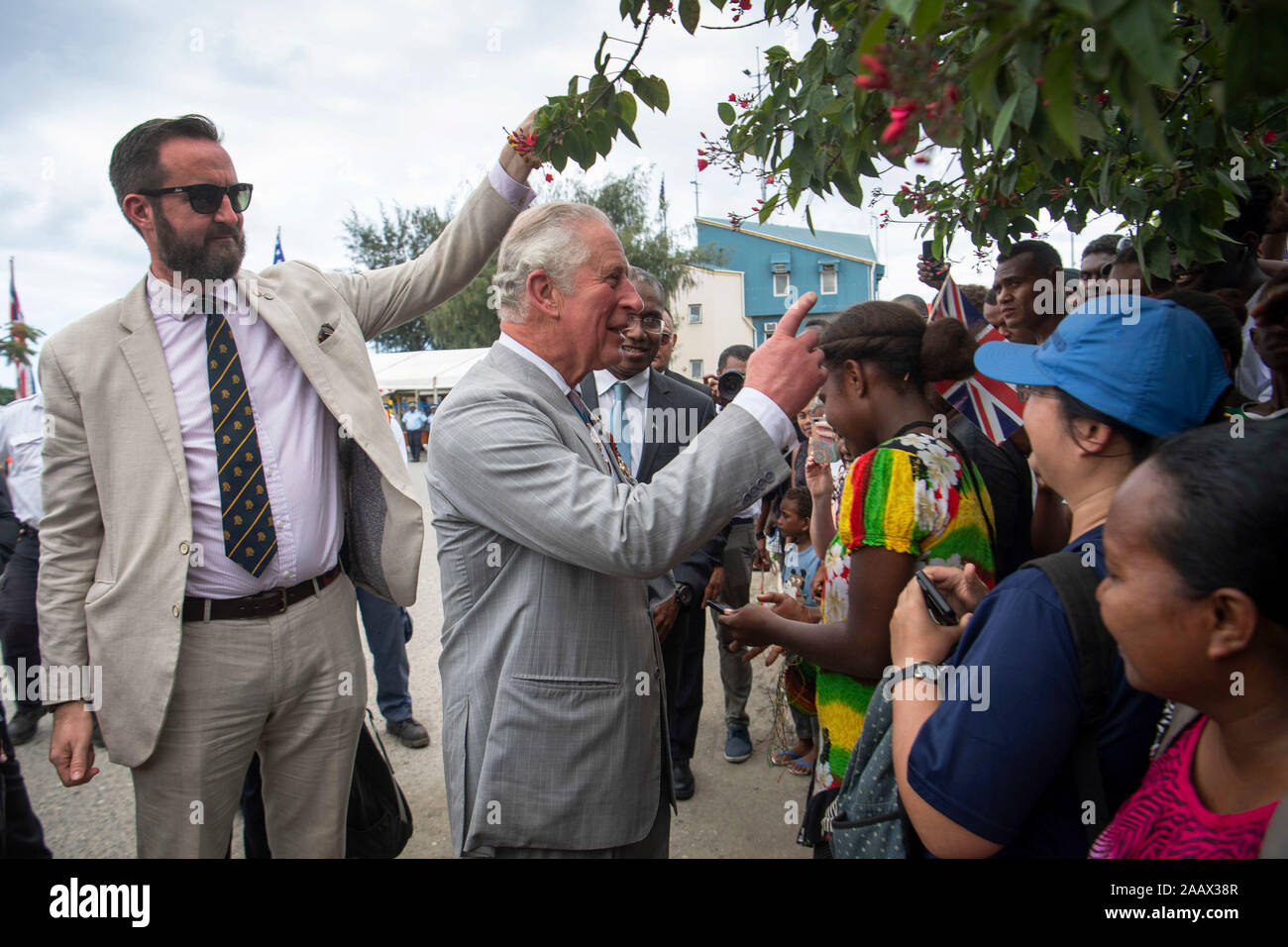 Der Prinz von Wales begrüßt Mitglieder der Öffentlichkeit nach einer Kranzniederlegung Zeremonie auf den Salomonen Pfadfinder Memorial in Honiara, am zweiten Tag der königlichen Besuch auf den Salomonen. PA-Foto. Bild Datum: Sonntag, November 24, 2019. Siehe PA Geschichte royals Charles. Photo Credit: Victoria Jones/PA-Kabel Stockfoto