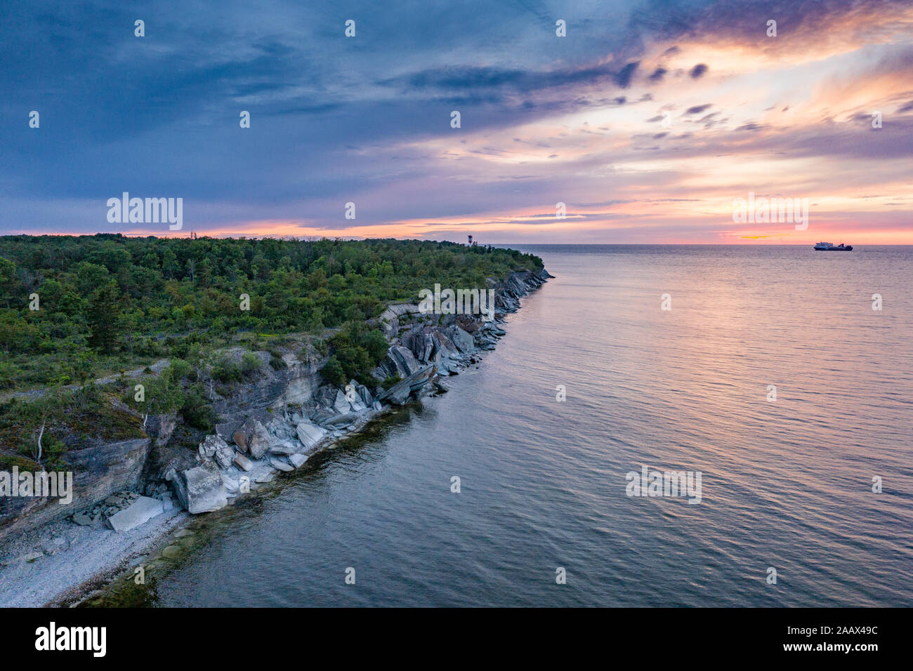 Steinmauer an der Ostsee im Sommer. Pakri Küste, Insel in Estland, Europa. Stockfoto