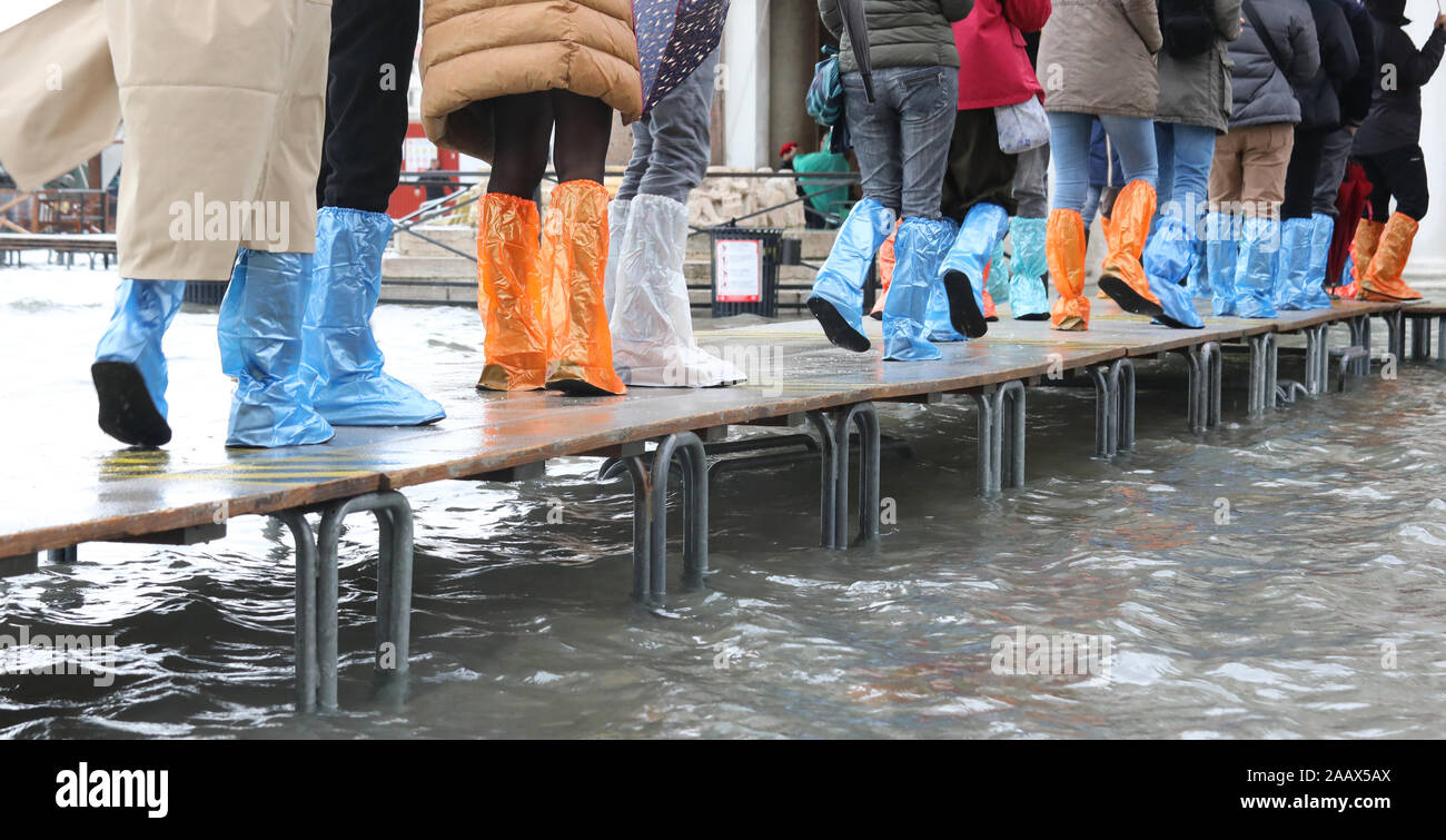 Viele Menschen zu Fuß über die Fußgängerbrücke in Venedig, Italien während der Flut Stockfoto