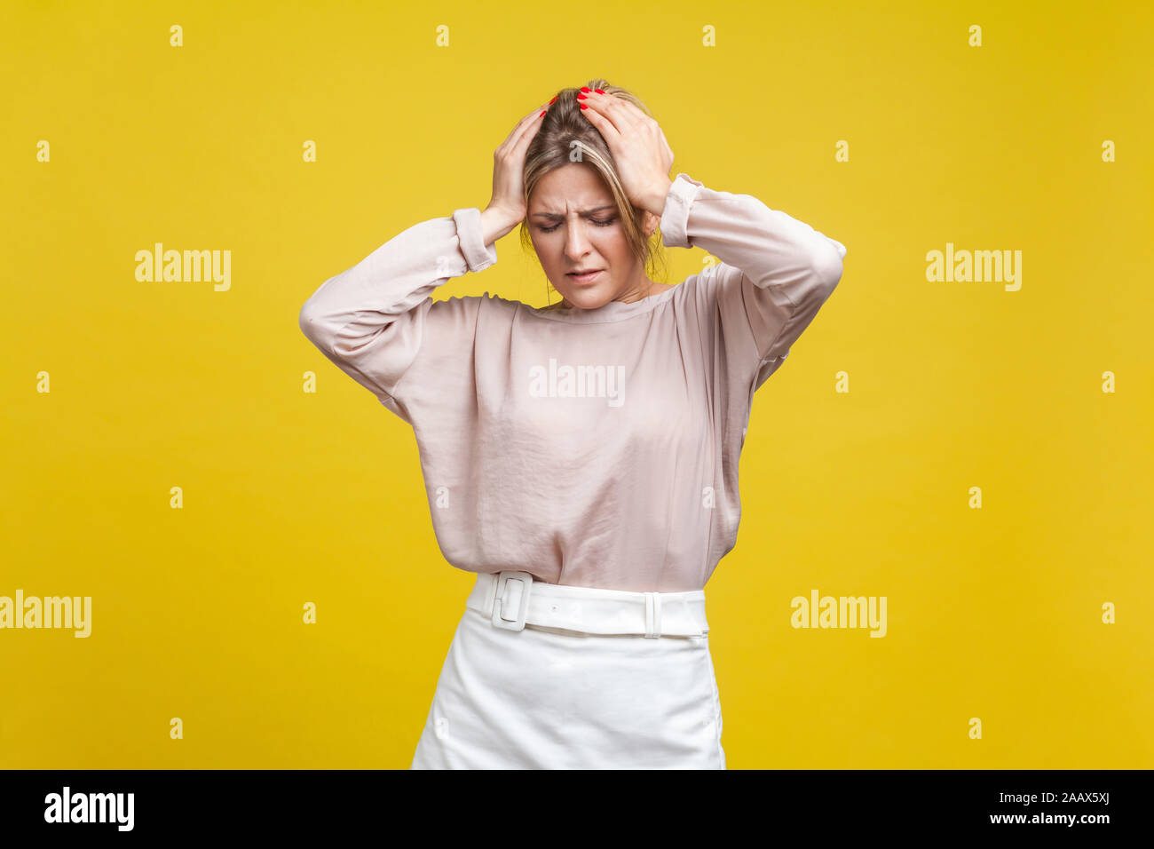 Portrait von depressiv kranke junge Frau mit blondem Haar legere Bluse stehen mit geschlossenen Augen, Kopf, Migräne, psychischen Störung leiden. Stockfoto