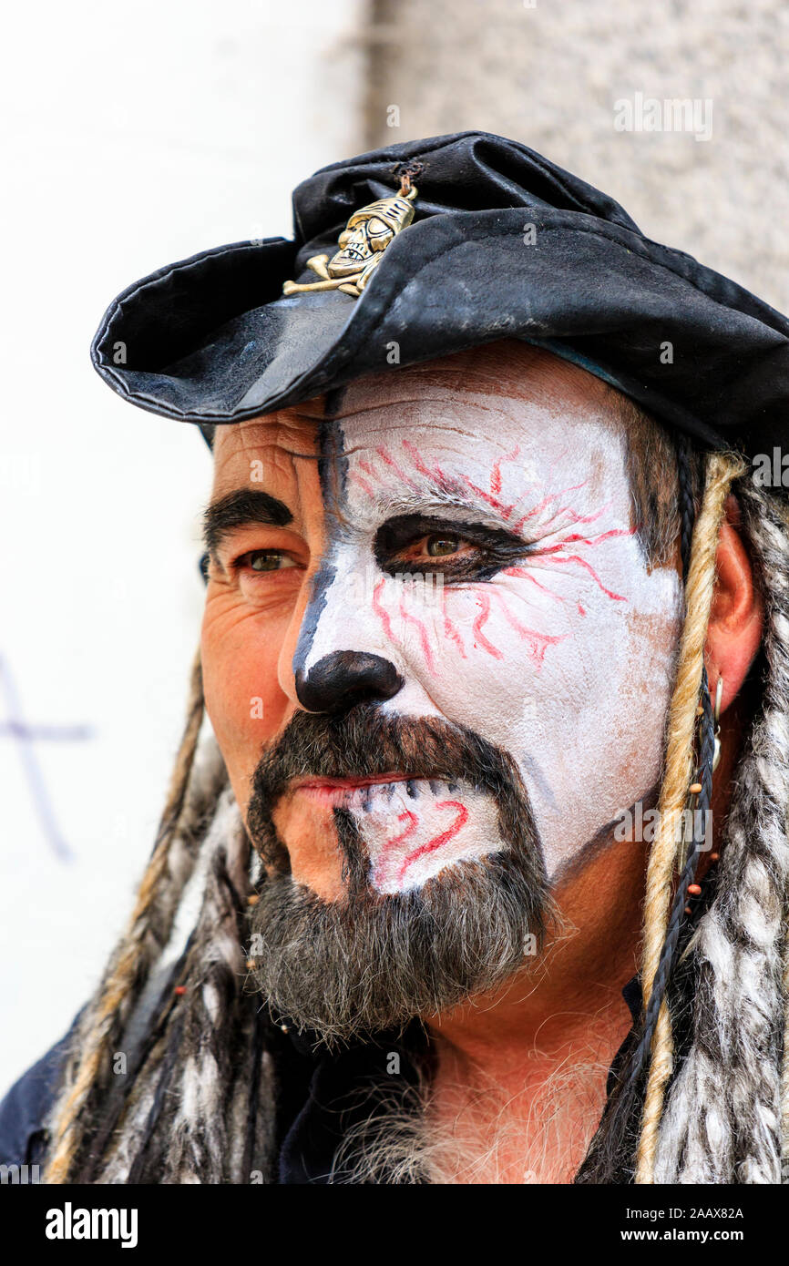 Reifer Mann vom Drumskullz drumming Group an der Faversham Hop Festival. Nahaufnahme des Gesichts Hälfte in Weiß Make-up abgedeckt, verkleidet als Pirat. Stockfoto