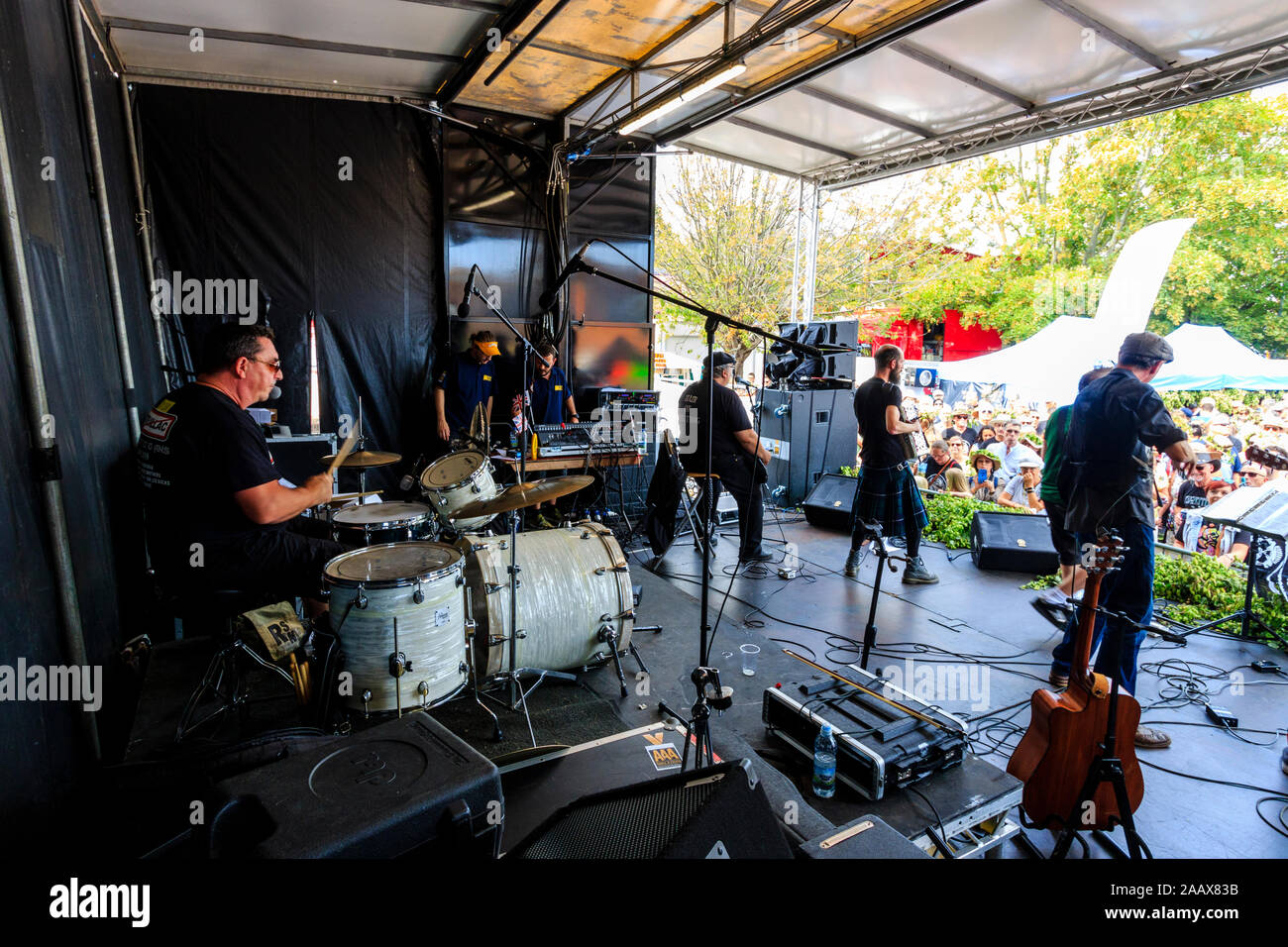Faversham Hop Festival. Zurück von stage-Ansicht des französischen Rock Band ur Les Docks' spielen ein Konzert, das vor einer verpackten Masse während einem sonnigen Tag. Stockfoto