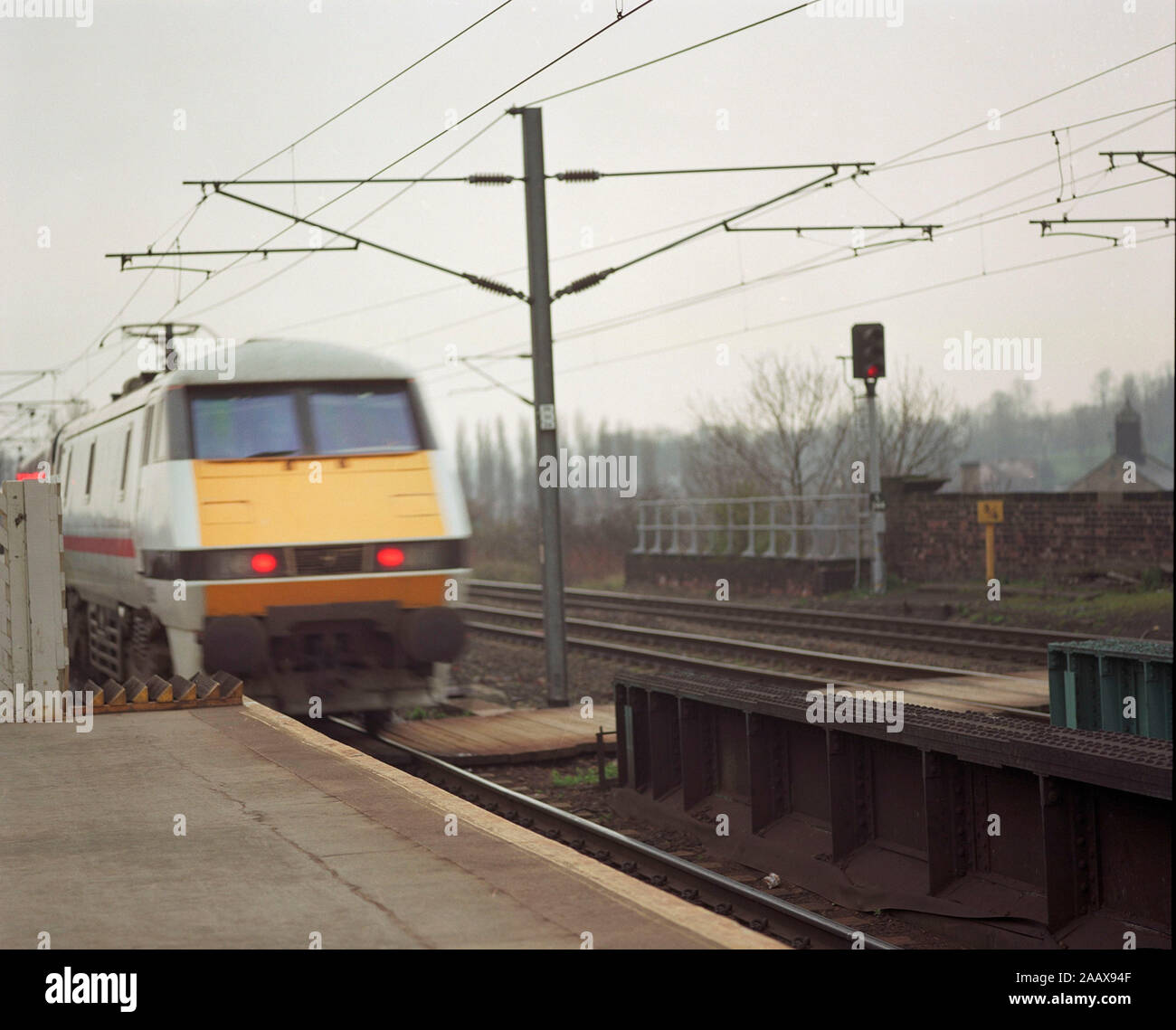 Pendler am Bahnhof 1994 Wakefield, West Yorkshire, Nordengland, Großbritannien, mit neuen 225 Inter City Züge Stockfoto