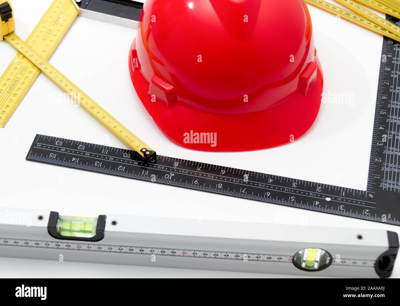 Foto der Helm und Tools für Konstruktionszeichnungen und Gebäuden Stockfoto