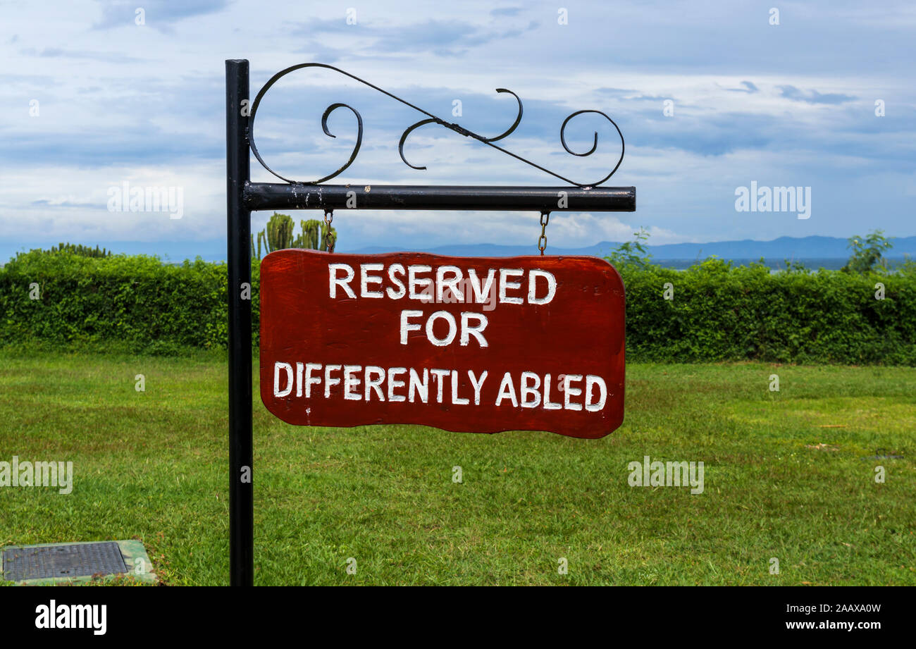 Anmelden ein Parkplatz reserviert für anders als Abled', in einem Hotel auf dem Kazinga Kanal von Lake Edward im Queen Elizabeth National Park, Uganda Stockfoto