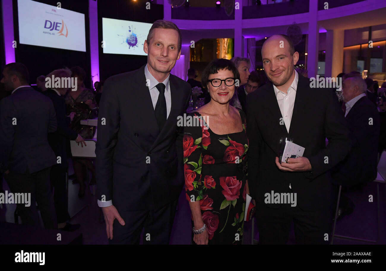 München, Deutschland. 23 Nov, 2019. Matthias Mühling (L-R), der Kurator des Lenbachhauses, Eva-Maria Fahrner-Tutsek, tutsek Foundation, und Galerie Regisseur Leo Lencses feiern an der PIN-Party 2019 in der Pinakothek der Moderne. Die PIN-Partei ist eine Charity Auktion zugunsten der Pinakothek der Moderne und dem Museum Brandhorst. Credit: Felix Hörhager/dpa/Alamy leben Nachrichten Stockfoto