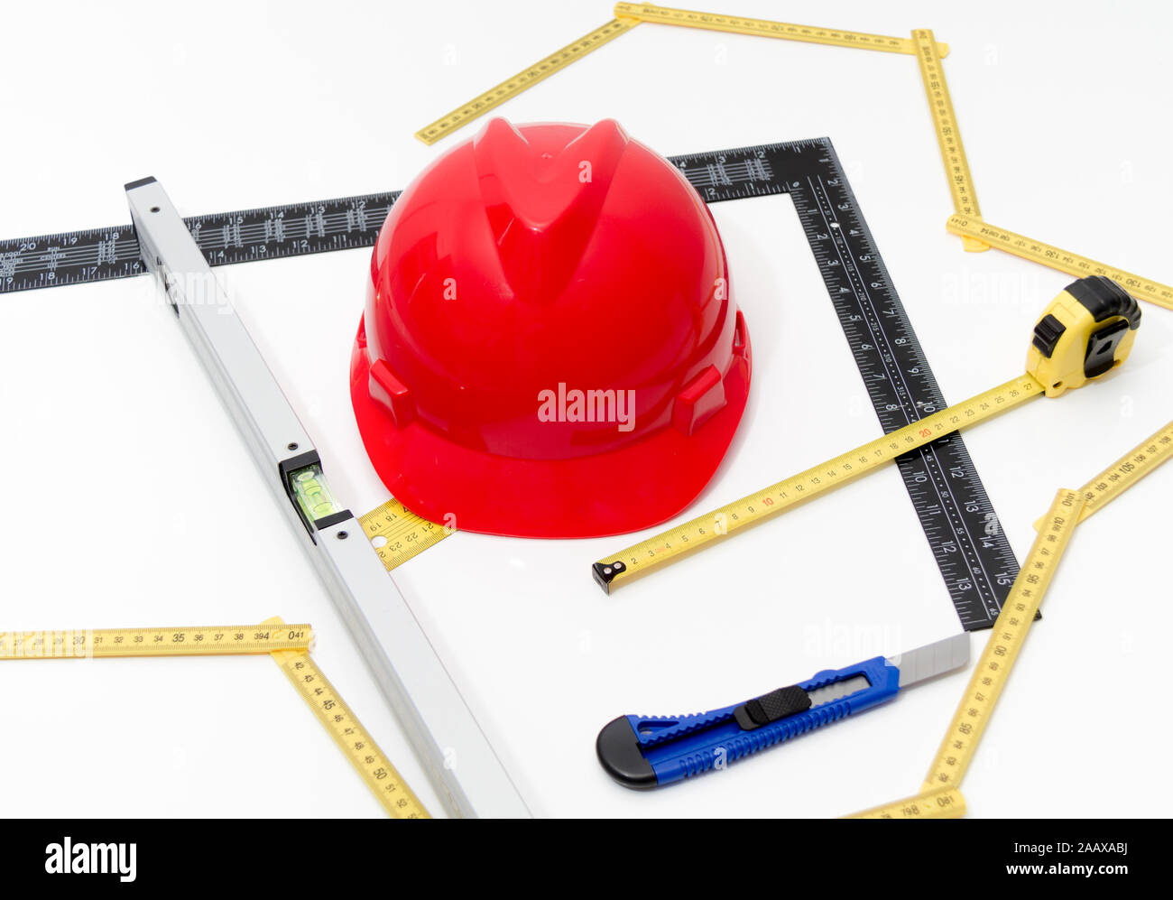 Foto der Helm und Tools für Konstruktionszeichnungen und Gebäuden Stockfoto