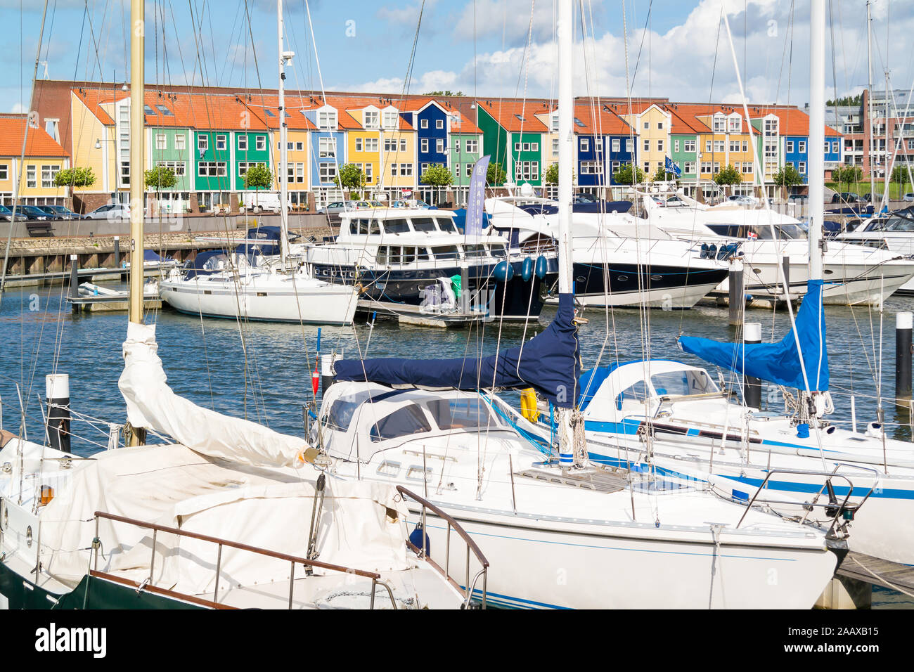 Yachten in der Marina in der Stadt Hellevoetsluis, Niederlande Stockfoto