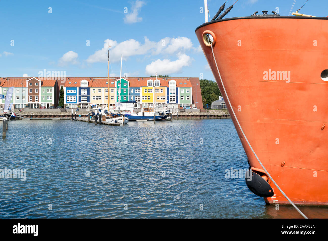 Der Bogen der Feuerschiff und Wharf Häuser im Hafen von Hellevoetsluis, Niederlande Stockfoto