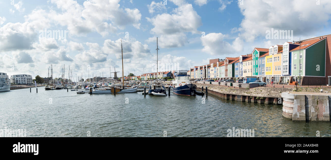 Panorama der Hafen mit Mühle und bunten Wharf Häuser in der Stadt Hellevoetsluis, Niederlande Stockfoto