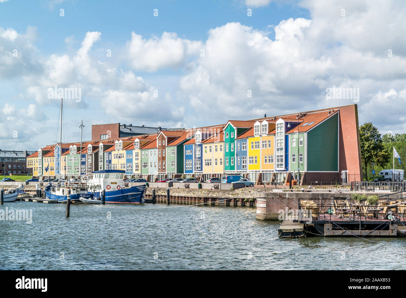 Reihe von bunten Wharf Häuser in der Stadt Hellevoetsluis, Niederlande Stockfoto
