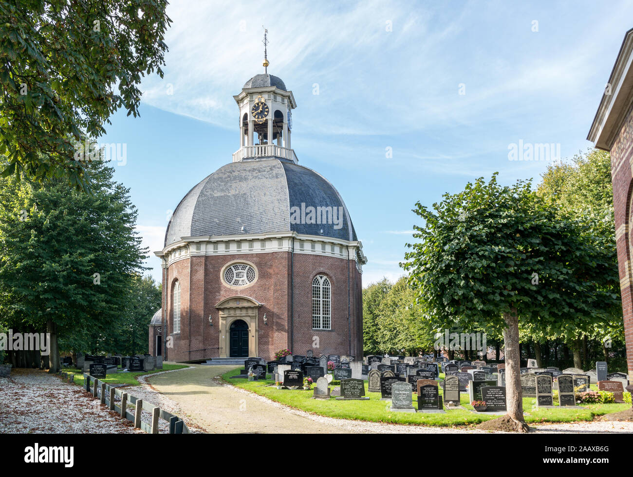 Dome Kirche mit Kirchhof in der friesischen Stadt Berlikum in Friesland, Niederlande Stockfoto