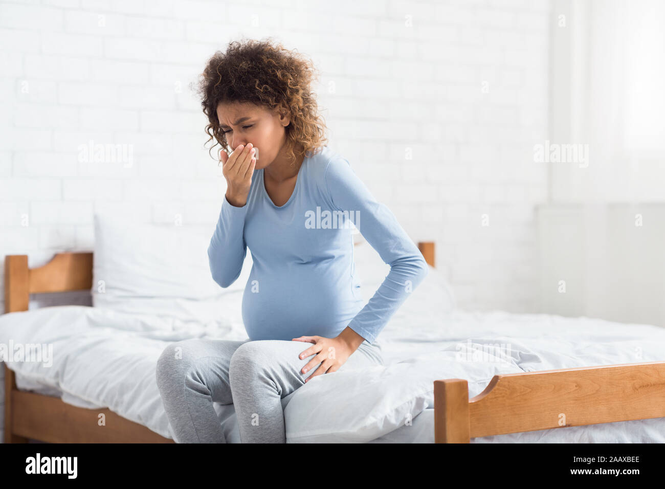 African-american werdende Frau Gefühl ekelerregend, der Mund Stockfoto