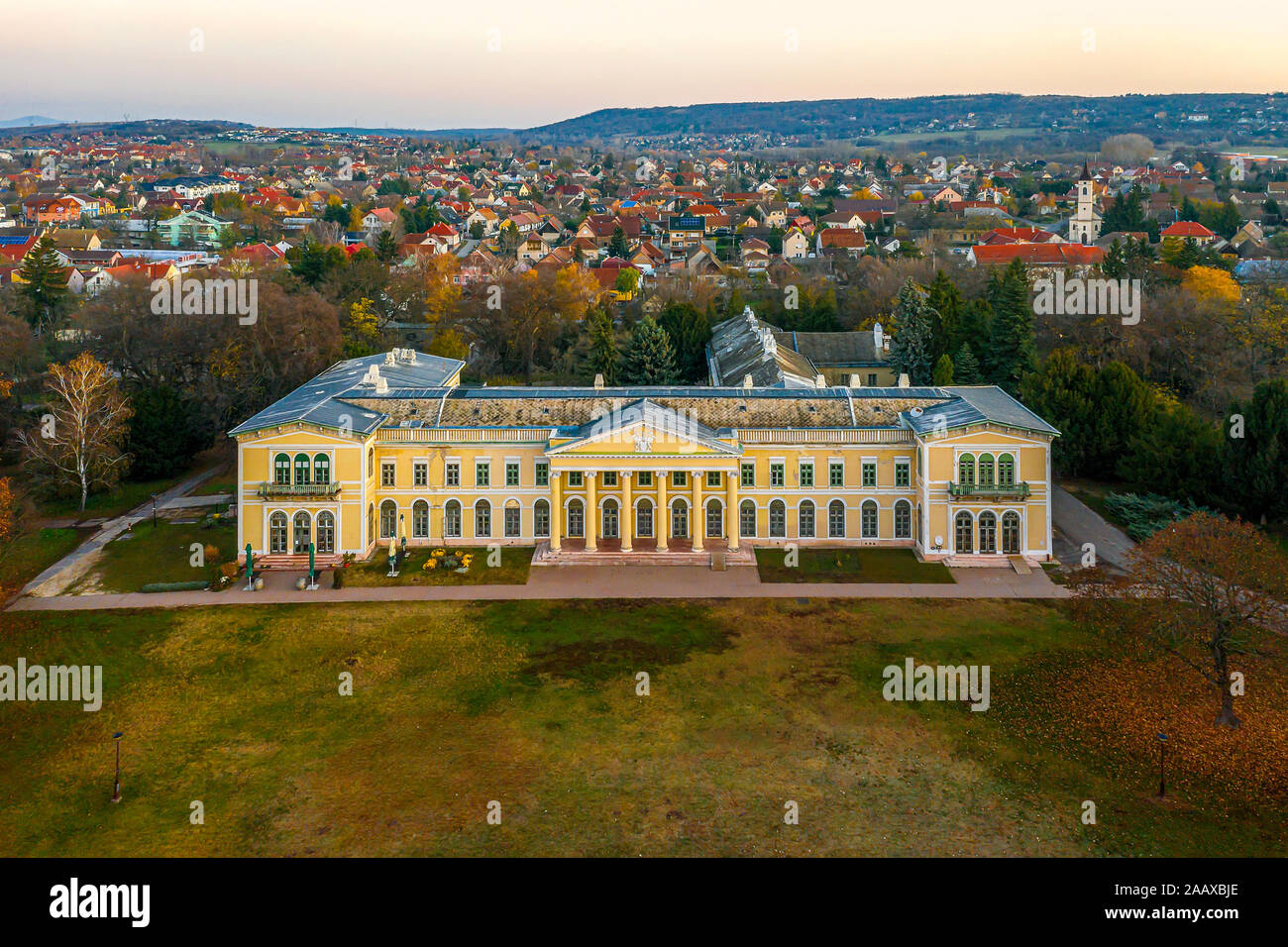 Istvan Karolyi's Castle in Fot, Ungarn. Neben der Stadt Budapest. Großer Park mit Bäumen und Seen, alten Gebäude. Stockfoto