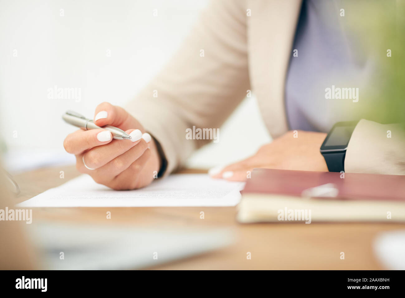 Nahaufnahme des unkenntlich Geschäftsfrau Unterzeichnung Dokument während der Arbeit am Schreibtisch im Büro, auf weibliche Hand pen konzentrieren, kopieren Raum Stockfoto