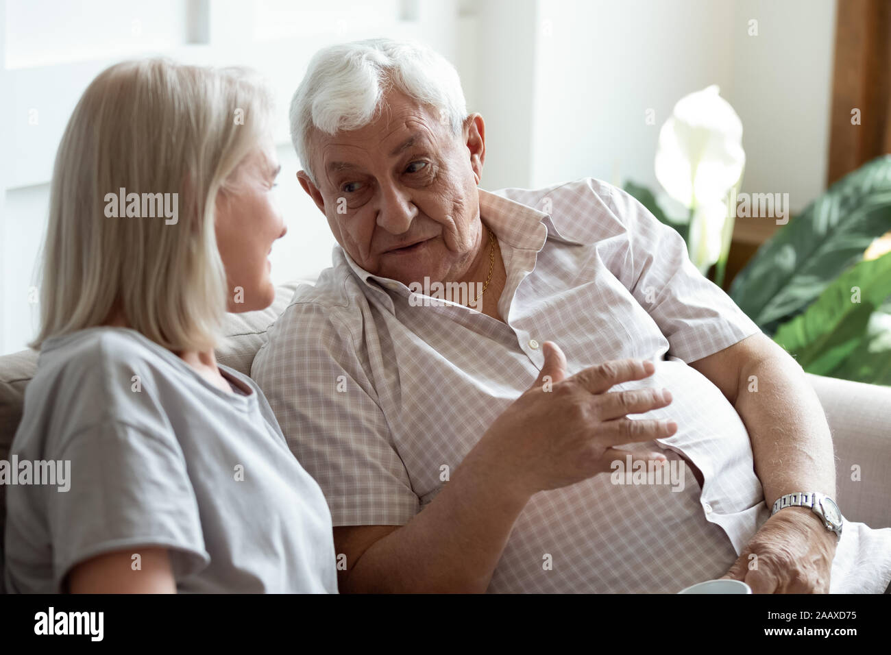 Ältere Menschen im Gespräch mit dem Lächeln reife Frau beteiligt. Stockfoto