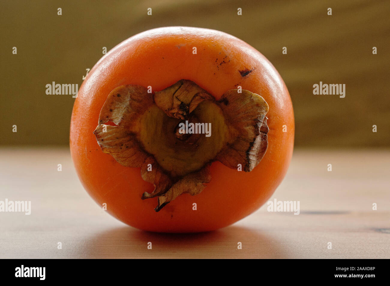 In der Nähe von Kaki Obst (Vanille kaki, auch als Sharon Früchte bekannt). In diesem Herbst Obst gegessen wird geschält und Süße und weiche Innenseite. Stockfoto