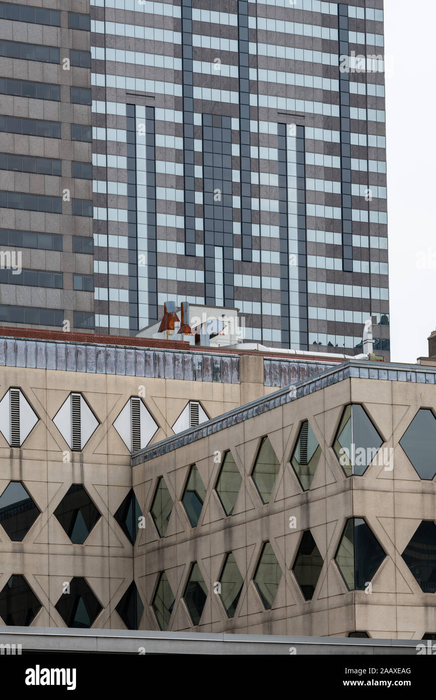 Die rautenförmige Fenster von Wilson Hall an der Moore Hochschule für Kunst und Design in Kontrast mit der linearen Designs von Kohn Pedersen Fox 2 Logan Square Stockfoto