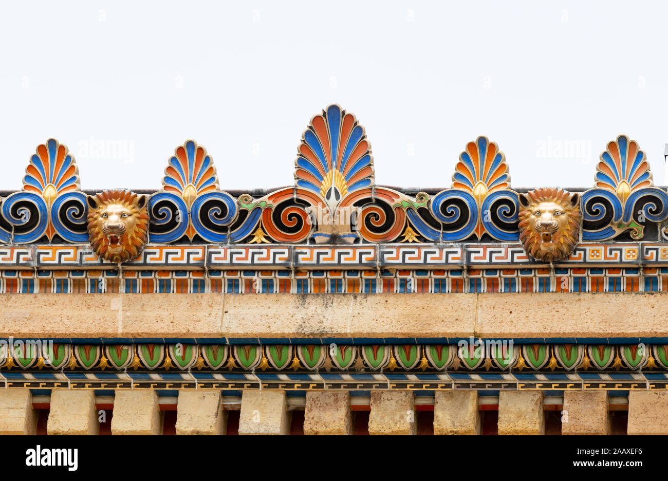 Bunte Dekoration und gemeißelten Köpfe der Löwe auf dem Dachfirst der Phildalphia's Museum der Kunst Stockfoto