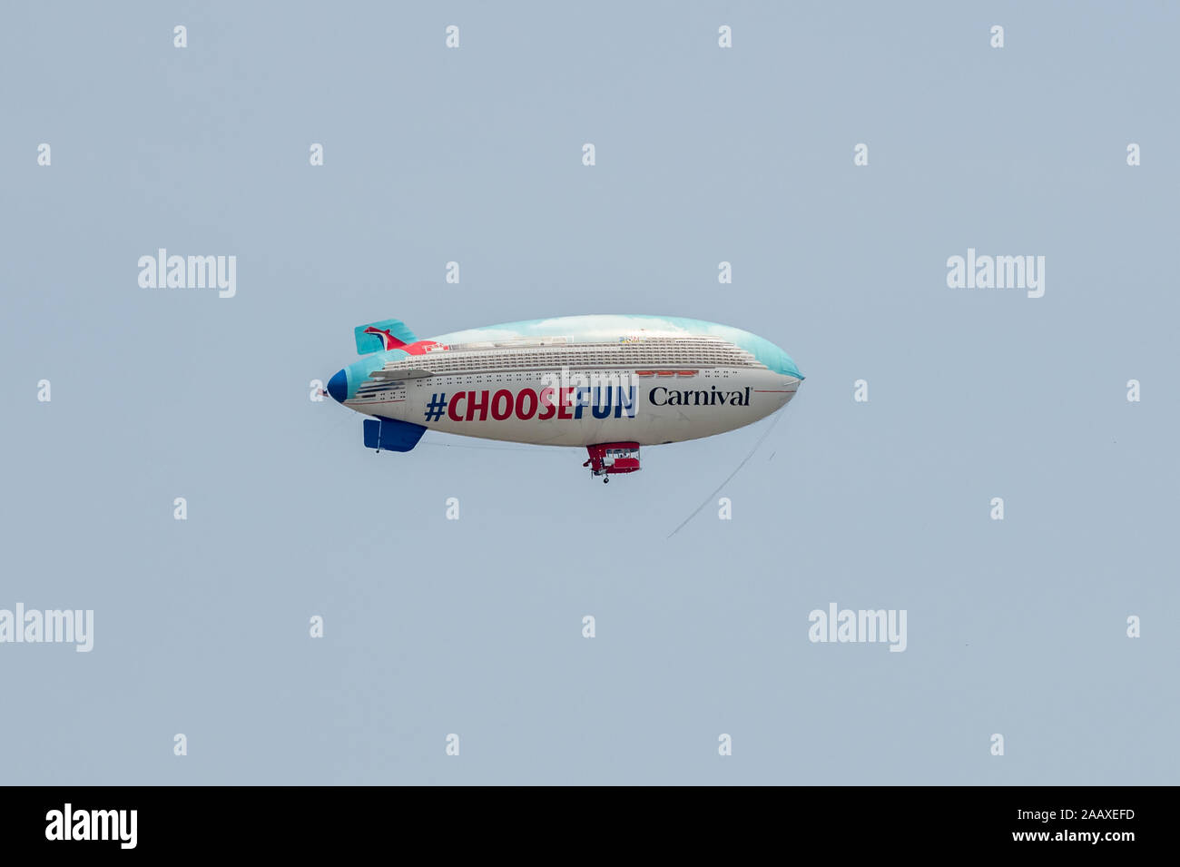 Luftschiff. Ein Luftschiff über Philadelphia, wie ein Kreuzfahrtschiff gestaltet, Werbung der Carnival Cruise Line. Stockfoto