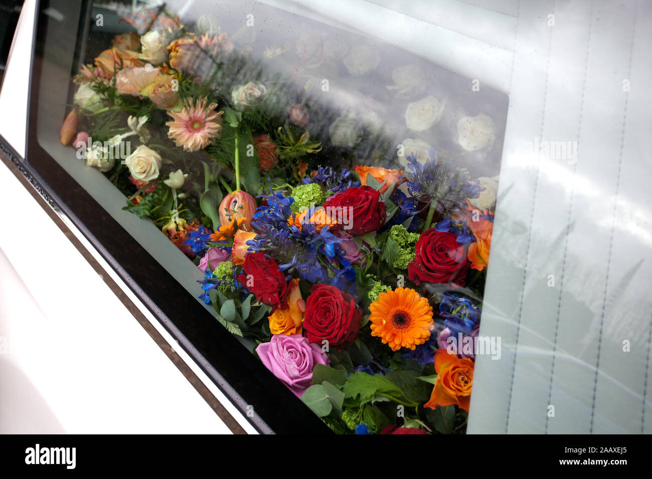 Weiße Leichenwagen mit einem Kranz von Blumen zur Beerdigung zu gehen bereit Stockfoto
