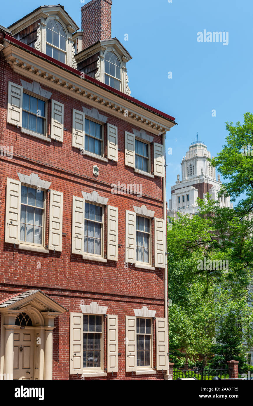 Bishop White House, einer der historischen Häuser von Walnut St dating von 1786, mit dem Art déco-Turm der 1934 US-Zoll Haus Gebäude hinter. Stockfoto