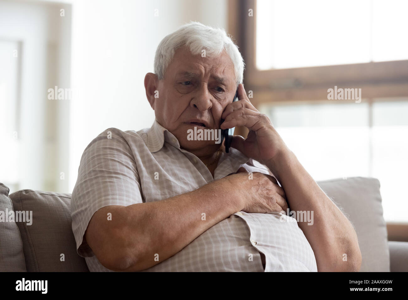 Sorgen ältere ungesunde Mann Notruf 911 anrufen. Stockfoto
