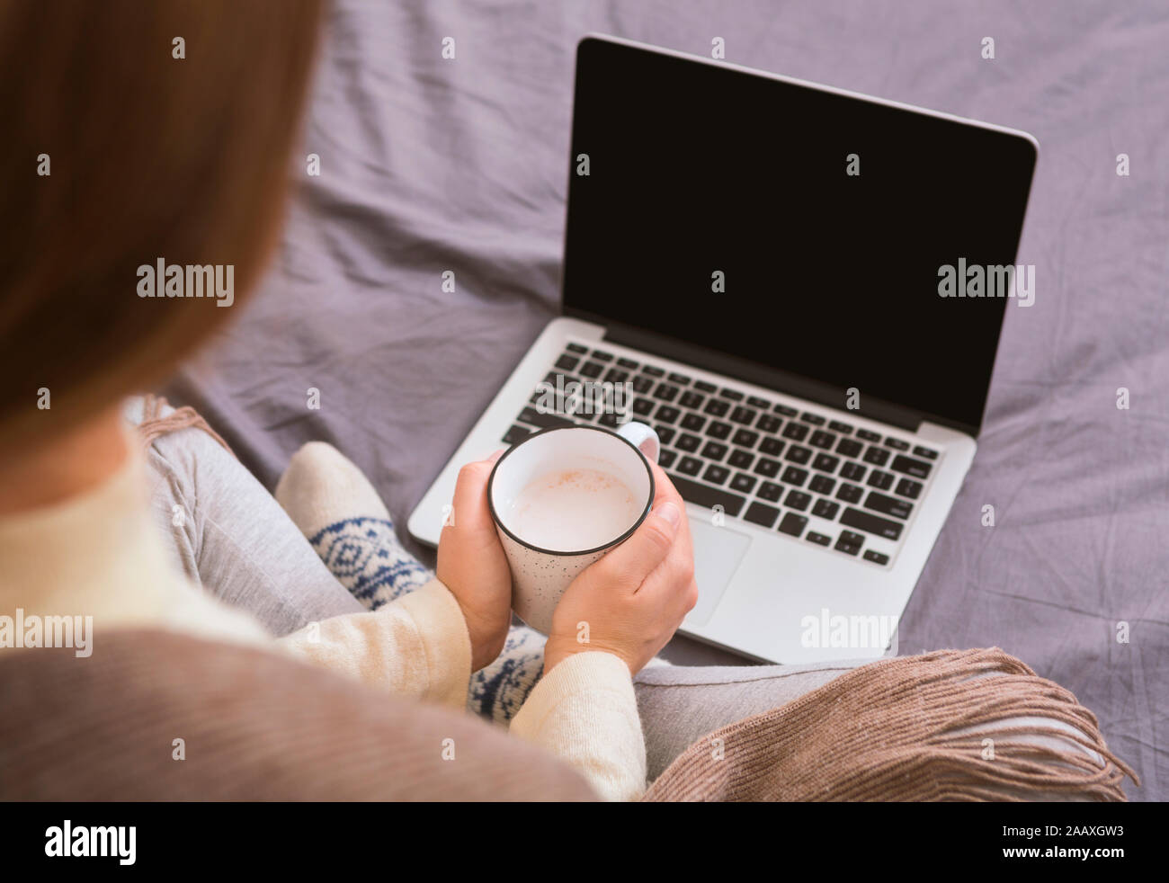 Mädchen Mit Heißem Kakao Auf Dem Bett Zu Sitzen Und Auf Der Suche Nach Weihnachtsgeschenken