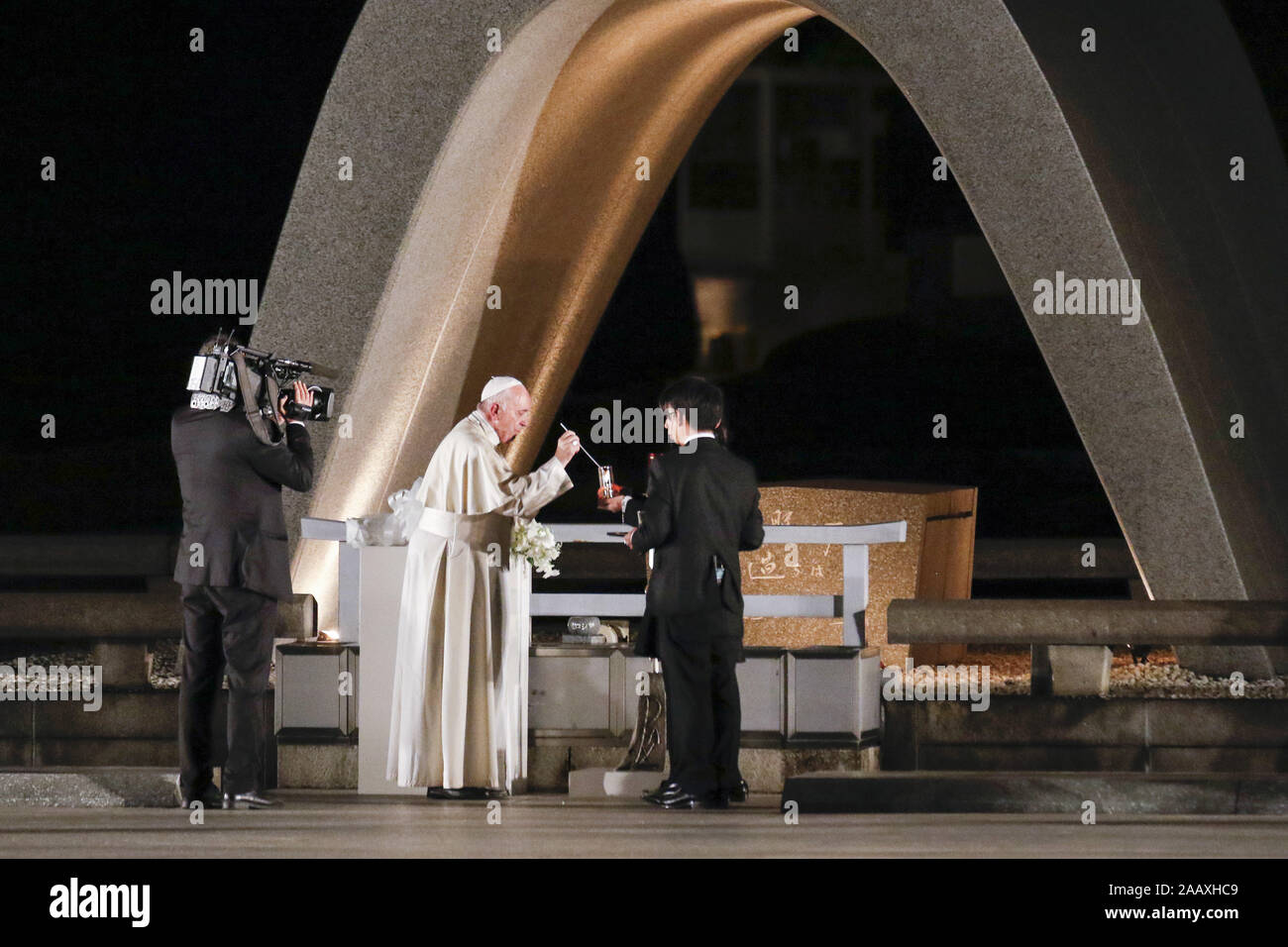 Hiroshima, Japan. 24 Nov, 2019. Papst Franziskus leuchtet eine Kerze nach der Verlegung Blumen in Hiroshima Peace Memorial Park. Papst Franziskus ist in Japan für eine dreitägige Reise (Besuch Nagasaki, Hiroshima) und Tokio (Japan) eine Anti-AKW-Nachricht und beten für den Frieden. Dies ist der erste Papstbesuch in Japan in 38 Jahren. Credit: Rodrigo Reyes Marin/ZUMA Draht/Alamy leben Nachrichten Stockfoto