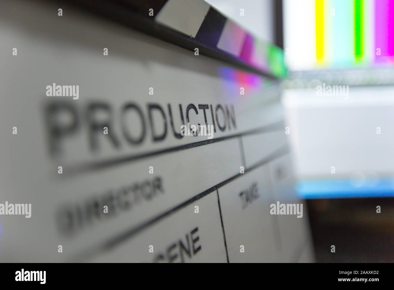 Filmklappe und Bearbeitung Zimmer im Hintergrund Stockfoto