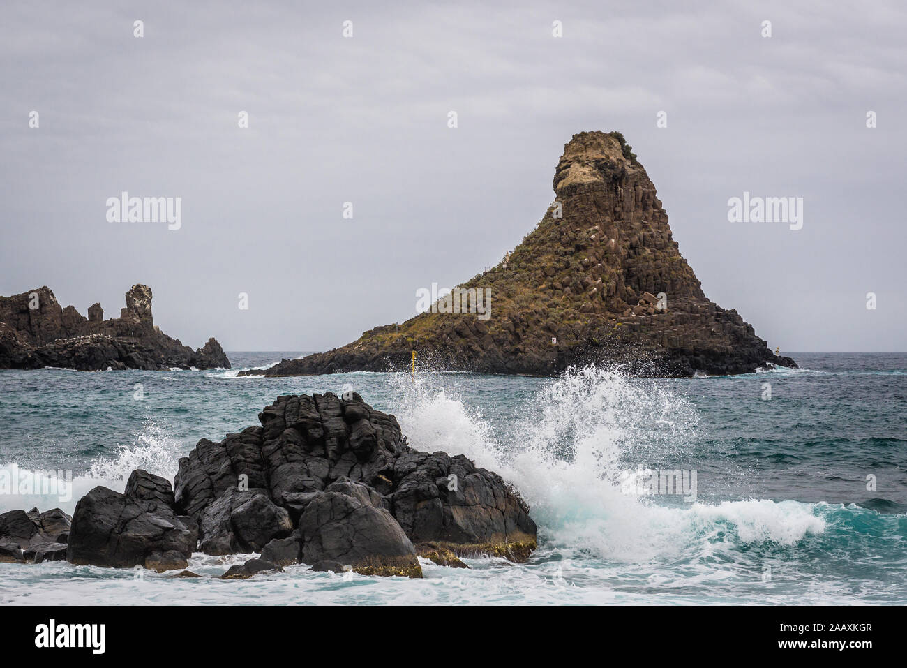 So genannte Zyklopische Inseln Meer in Aci Trezza Stadt stack, einen frazione von Aci Castello Gemeinde in der Nähe von Catania auf Sizilien Insel in Italien Stockfoto