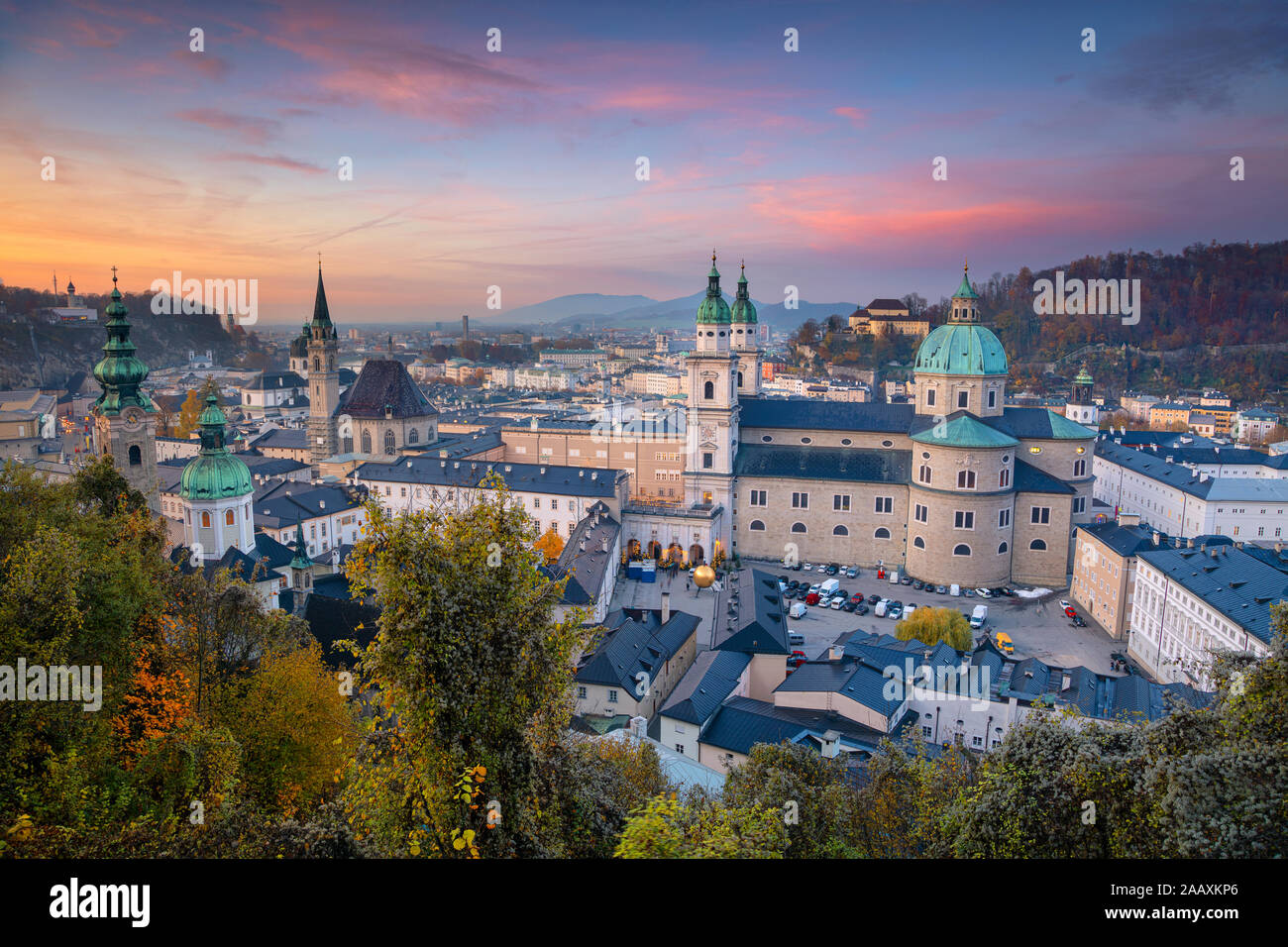 Salzburg, Österreich. Stadtbild Bild der Salzburg, Österreich mit Salzburg Dom im Herbst Sonnenuntergang. Stockfoto