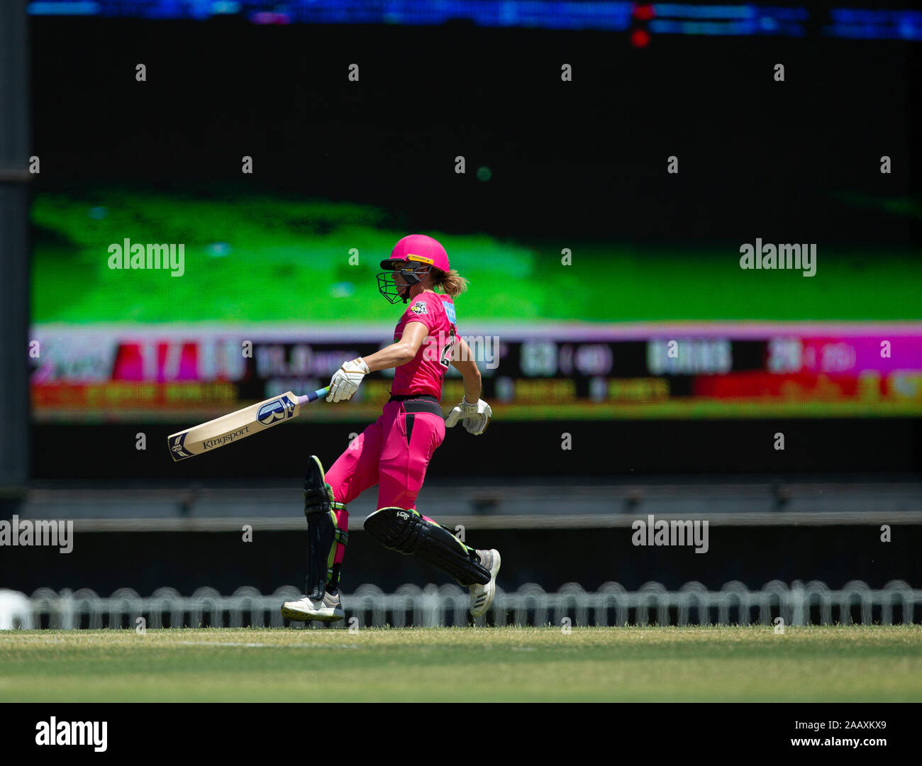 Perth, Australien. 24 Nov, 2019. 24. November 2019; Lila Hill Park, Perth, Western Australia, Australien; der Frauen Big Bash League Cricket, Perth Scorchers versus Sydney Sixers; Erin Verbrennungen von Sydney Sixers verläuft zwischen Wickets-redaktionelle Verwendung Credit: Aktion Plus Sport Bilder/Alamy leben Nachrichten Stockfoto