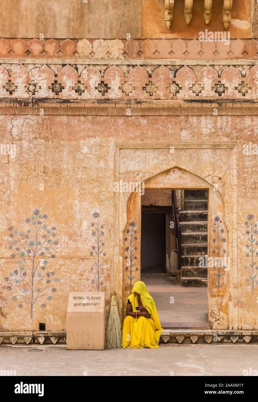 Indische Frau mit Gesicht an der Amer Fort in Japiur, Indien abgedeckt Stockfoto