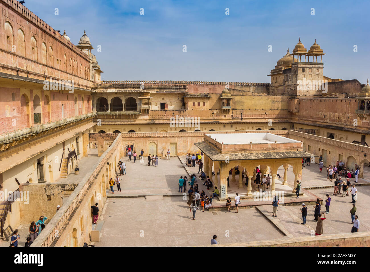 Touristen am Hof des Amer Palast in Jaipur, Indien Stockfoto