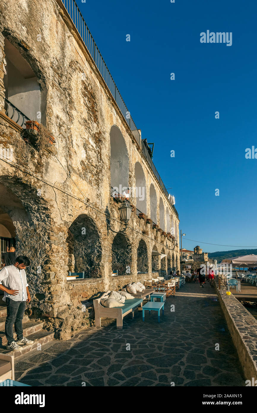 Antike Veranda und Docking'Lu Traviersu-Le Gatte', XVI Jahrhundert, Strand von Marina Poccola Hafen, Santa Maria di Castellabate, Nationalpark Cilento Stockfoto