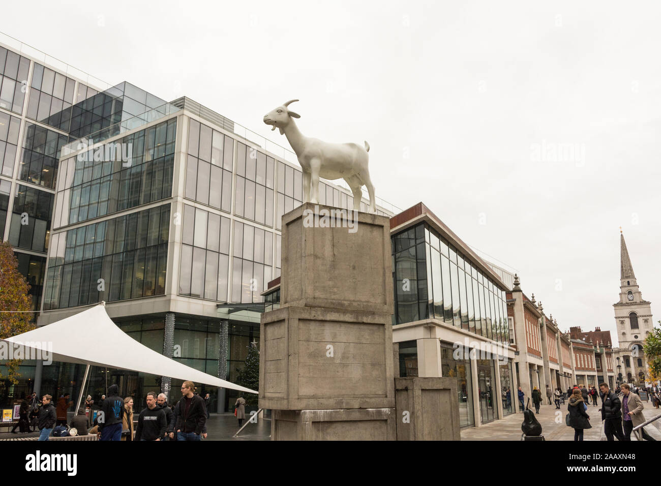 Kenny Hunter's Preisgekrönte "ich Ziege" Statue in Bishop's Square, Spitalfields, London, E1, UK. Stockfoto