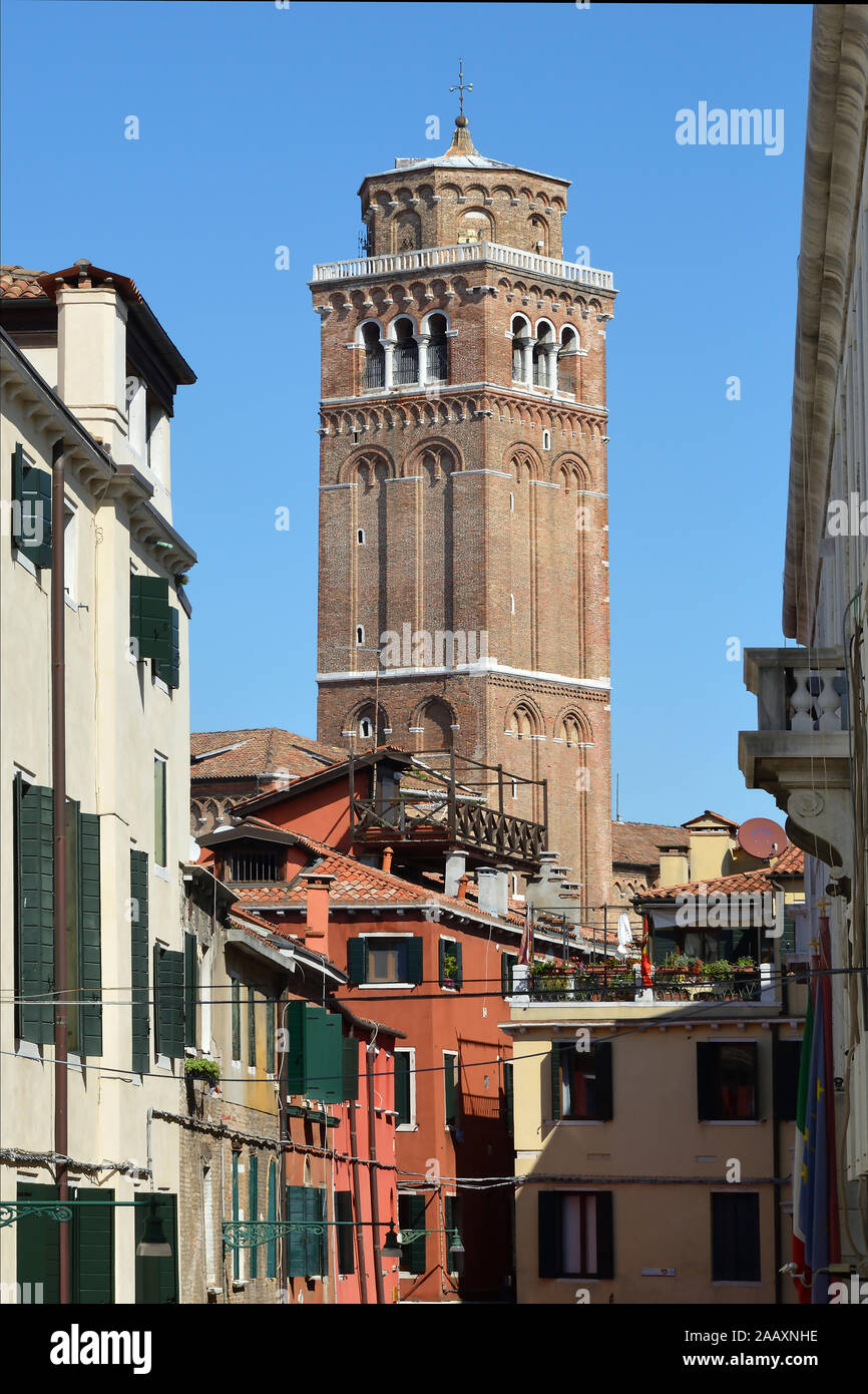 Turm der Kirche Santa Maria Gloriosa del Frari in Venedig - Italien. Stockfoto