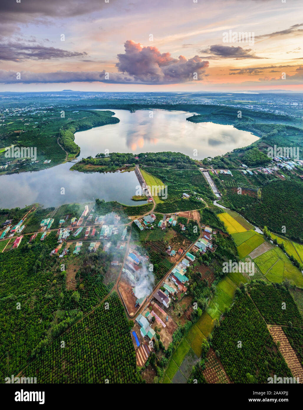 Luftbild zum Nung-See oder zum T'nung-see in der Nähe der Stadt Pleiku, Provinz Gia Lai, Vietnam. Zum Nung-See oder zum T'nung-see auf dem Lava-Hintergrund Stockfoto