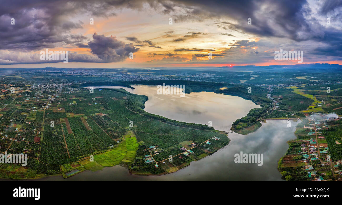 Luftbild zum Nung-See oder zum T'nung-see in der Nähe der Stadt Pleiku, Provinz Gia Lai, Vietnam. Zum Nung-See oder zum T'nung-see auf dem Lava-Hintergrund Stockfoto