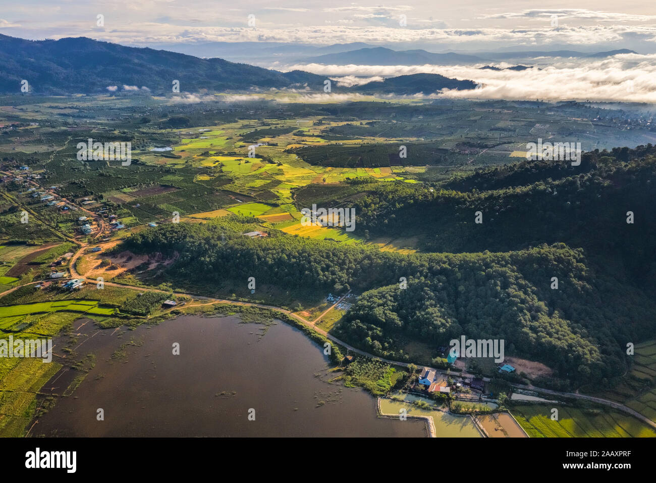 Luftbild zum Nung-See oder zum T'nung-see in der Nähe der Stadt Pleiku, Provinz Gia Lai, Vietnam. Zum Nung-See oder zum T'nung-see auf dem Lava-Hintergrund Stockfoto
